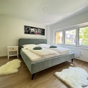 Charming Townhouse Directly By Metro Apartment