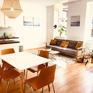 Helle 4 Zimmer Familien-wohnung Mit Balkon! Schloss Schönbrunn In Gehdistanz Apartment